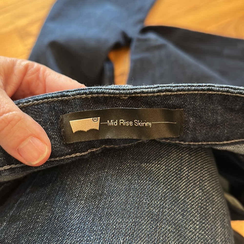 Levi mid rise skinny jeans - Picture 5 of 6